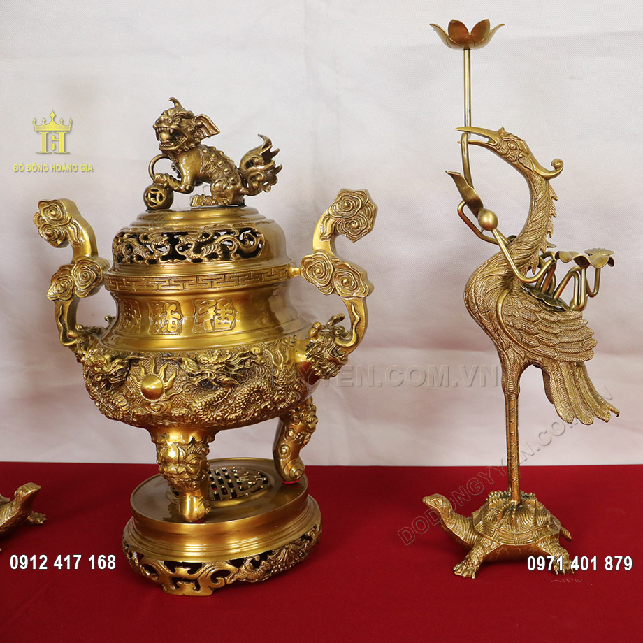 Đ&ocirc;i hạc đứng tr&ecirc;n lưng r&ugrave;a trầu đỉnh mang &yacute; nghĩa con ch&aacute;u sum v&agrave;y, ấm c&uacute;ng